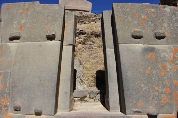 Passagem nas ruínas de Ollantaytambo, no Valle Sagrado, perto de Cusco, no Peru